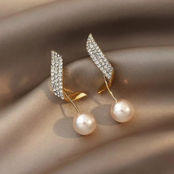Chic gold drop earrings with pearls