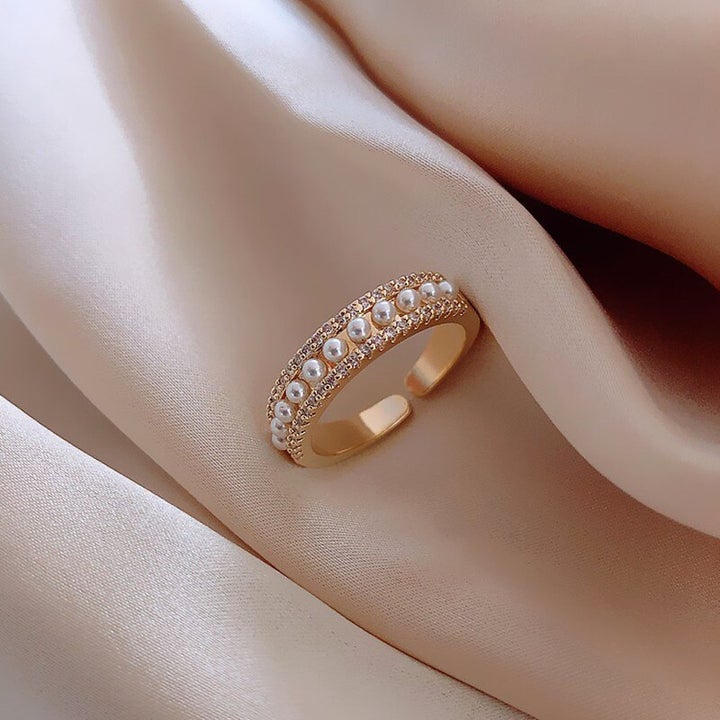 Exclusive luxury gold ring with pearl