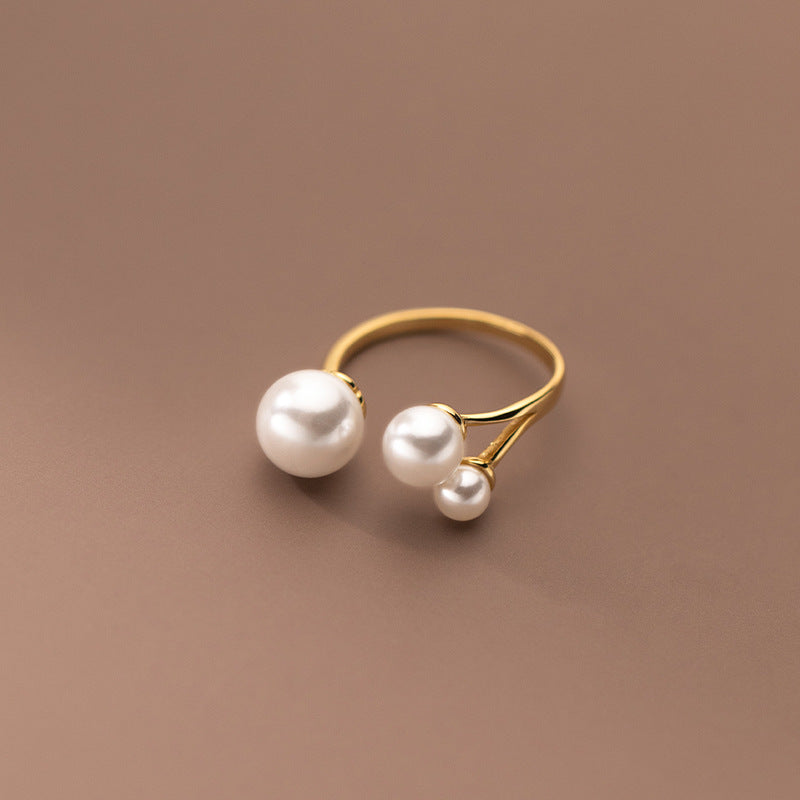 Elegant three-pearl ring