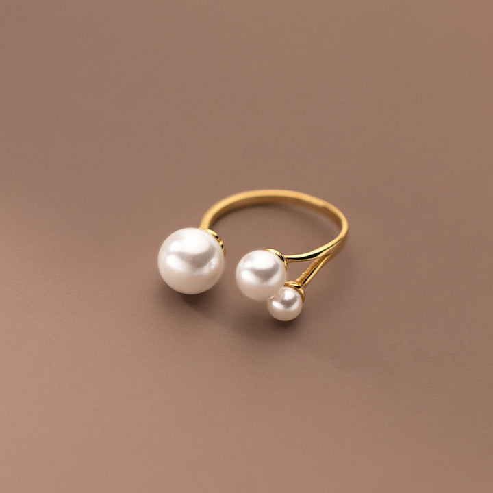 Elegant three-pearl ring