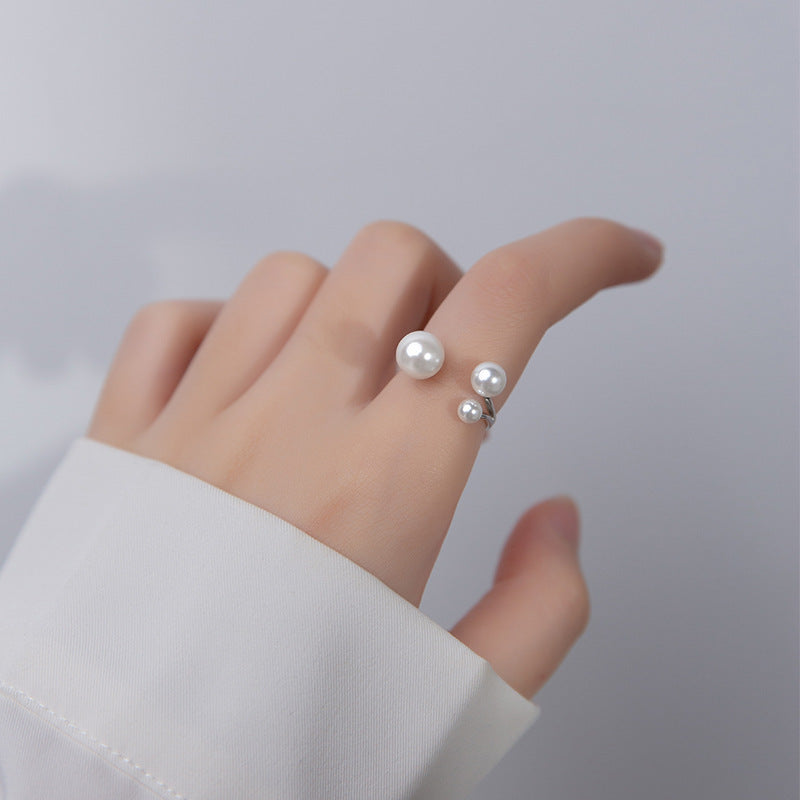 Elegant three-pearl ring