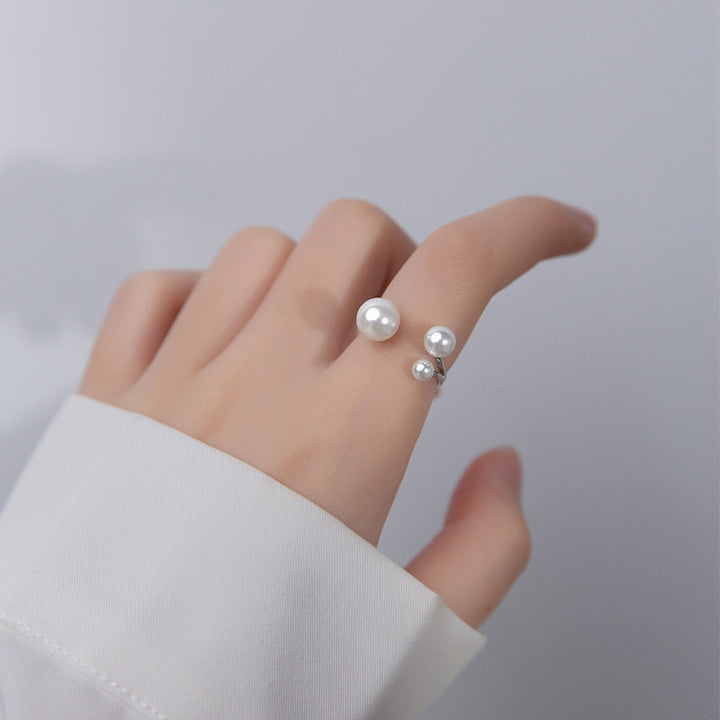 Elegant three-pearl ring