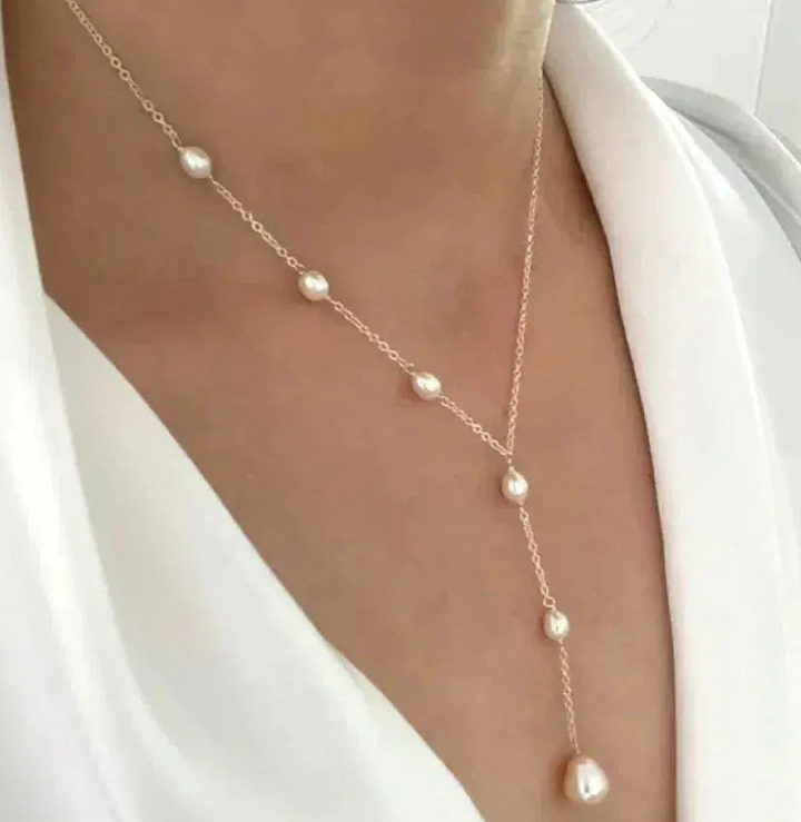 Elegant vintage necklace with pendant and pearls
