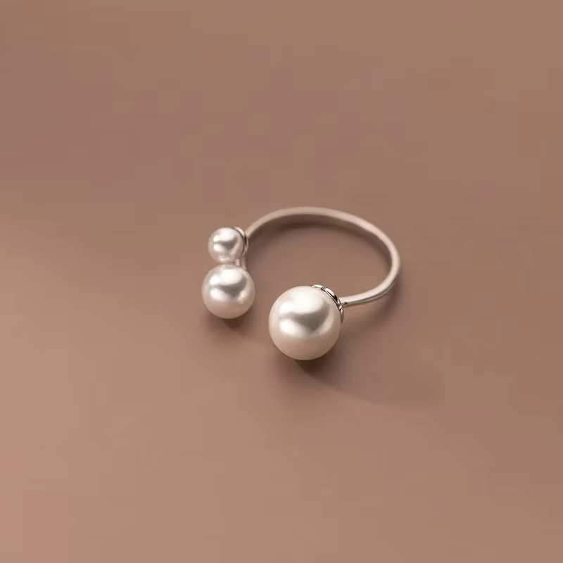 Elegant three-pearl ring