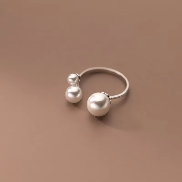 Elegant three-pearl ring