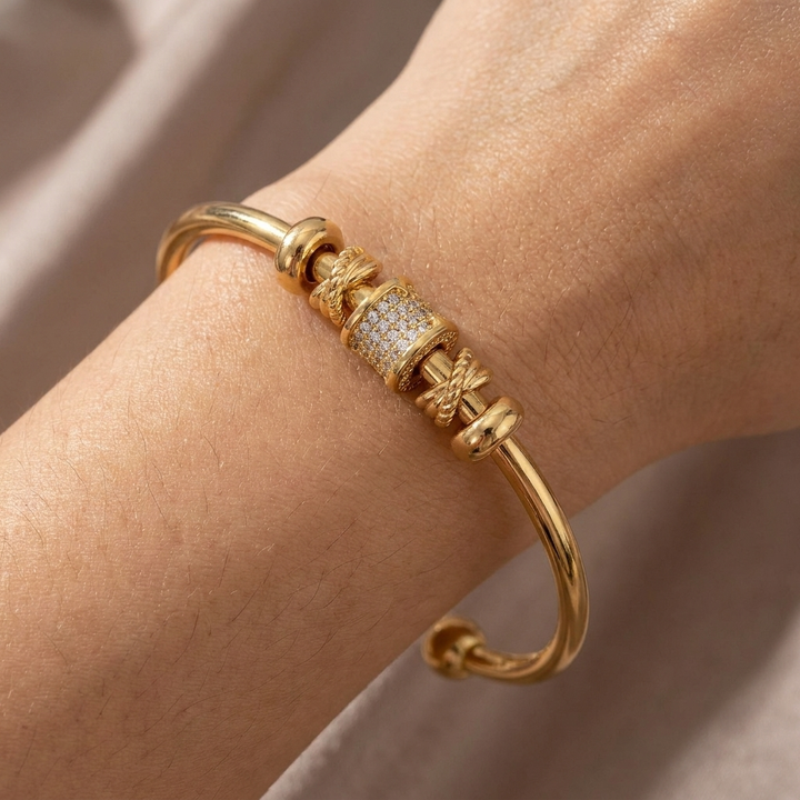 Adjustable bracelet with golden charms