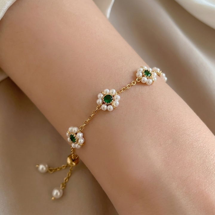 Elegant Daisy Bracelet with Green Crystals