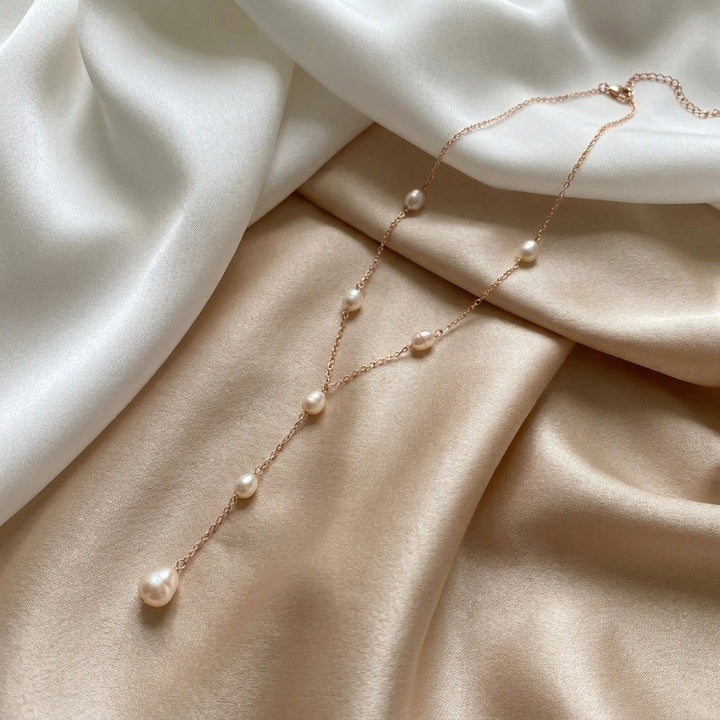 Elegant vintage necklace with pendant and pearls