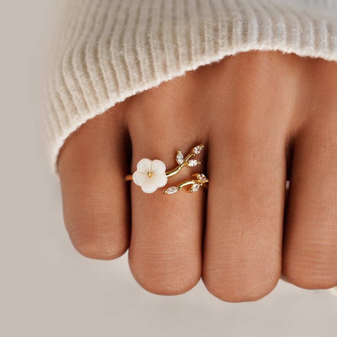 Gold ring with floral and leaf motifs