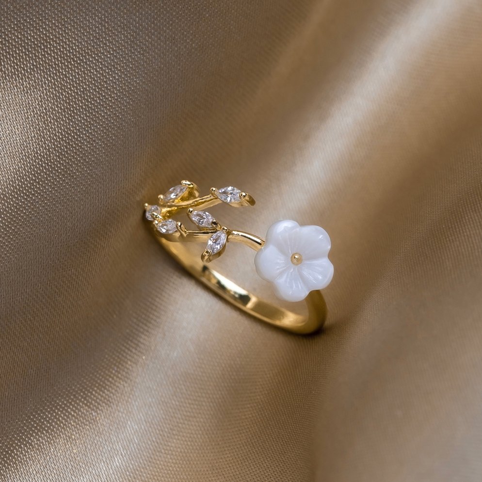 Gold ring with floral and leaf motifs
