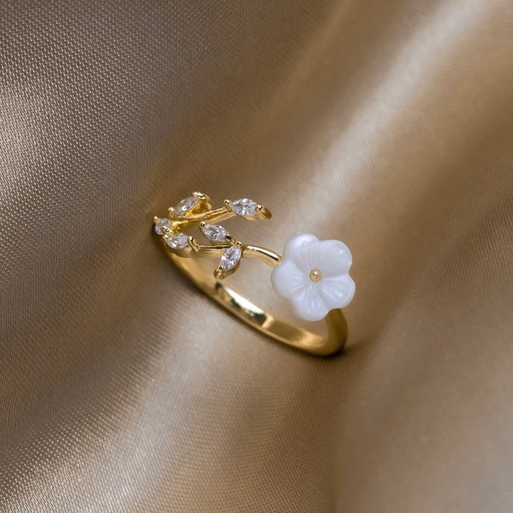 Gold ring with floral and leaf motifs